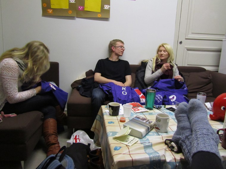 Duktiga gulisar som syr halarmärken