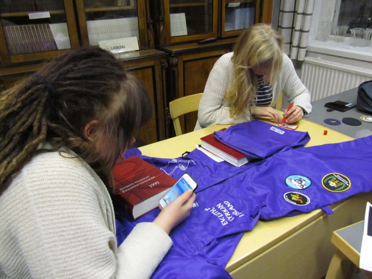 Karins metod var lim och tyngder (note: inga böcker kom till skada, de var väl skyddade med tidningspapper)